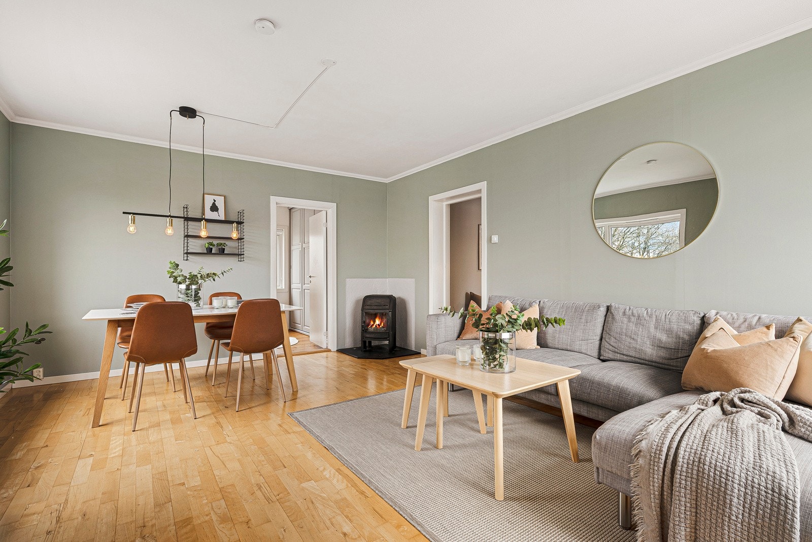 - I hjørnet av stuen er det plassert en fin vedovn med glassfelt, som gir god varme og atmosfære - Galleribilde