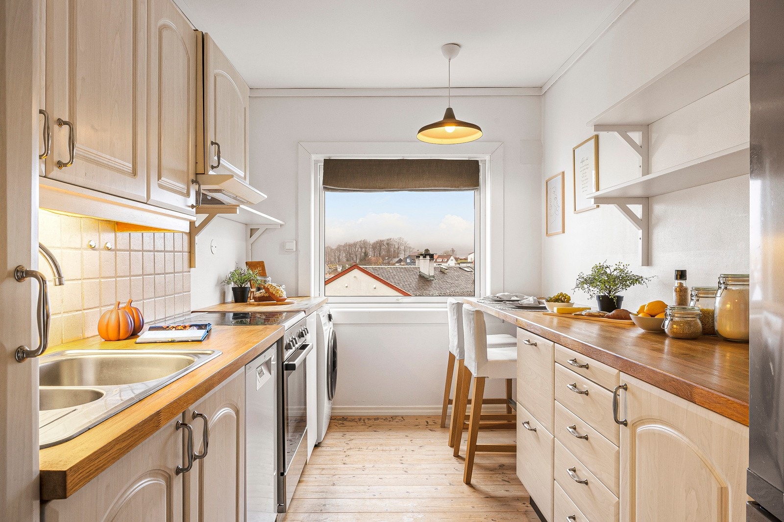 - Kjøkkenet har en praktisk utforming som gir godt med skap- og skuffeplass, samt gode overflater for matlagingen - Galleribilde