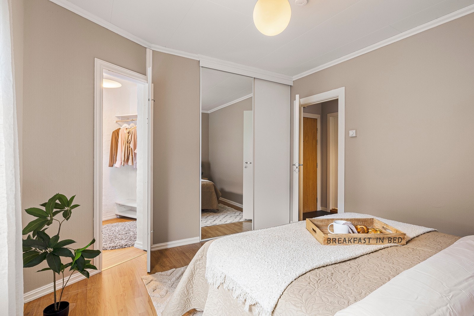 - Her har man også en pen skyvedørsgarderobe og egen walk-in garderobe - Galleribilde