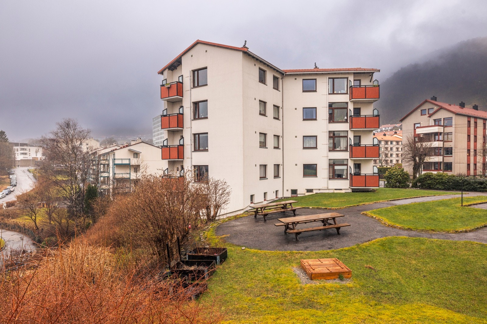 - Mellom blokk 73 og 75 er det et fellesområde med plen og asfalt og benker, med sol fra ca. kl. 09 - 19 - Galleribilde