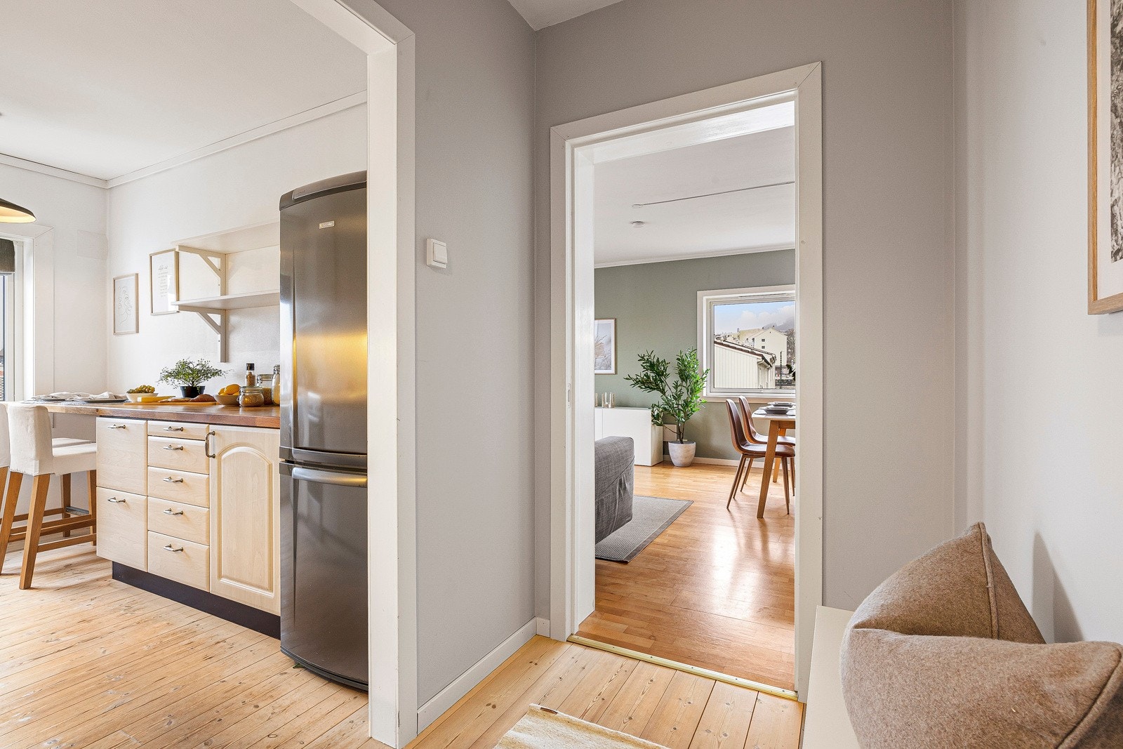 - Kjøkkenet ligger vegg i vegg med stuen - Galleribilde