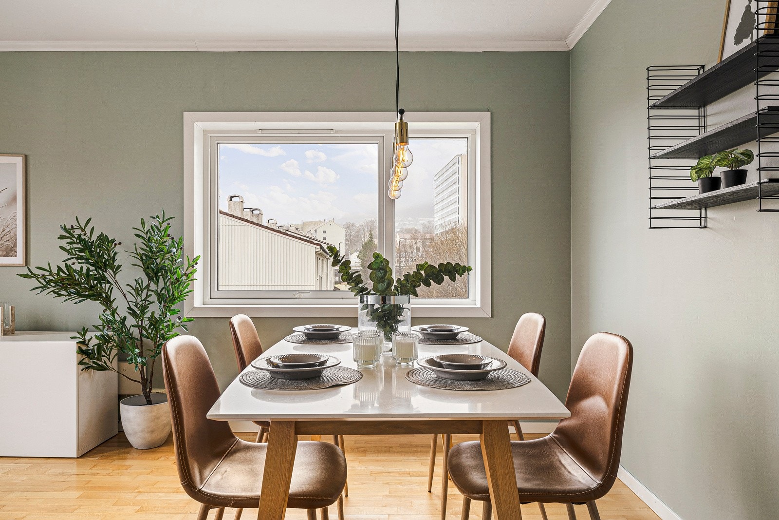 - På gulv er det lagt tre-stavs parkett og veggene er malt i en behagelig grønn tone - Galleribilde