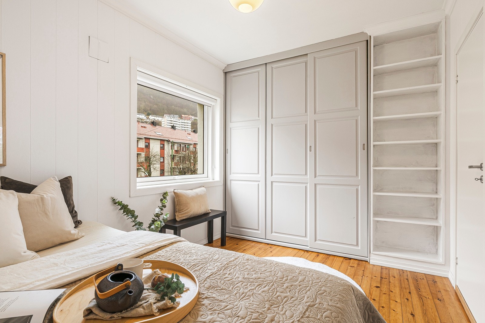 - Langs den ene veggen har du fin skyvedørsgarderobe og innebygget hylleløsning - Galleribilde