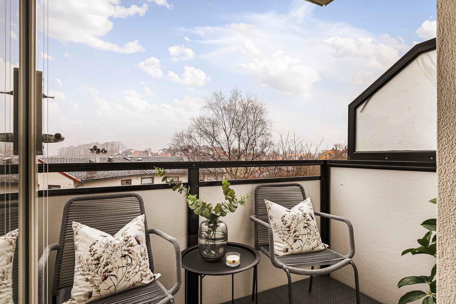 - Fra stuen har man utgang til en balkong på 3 kvm med fin utsikt over nabolag og hage - Galleribilde