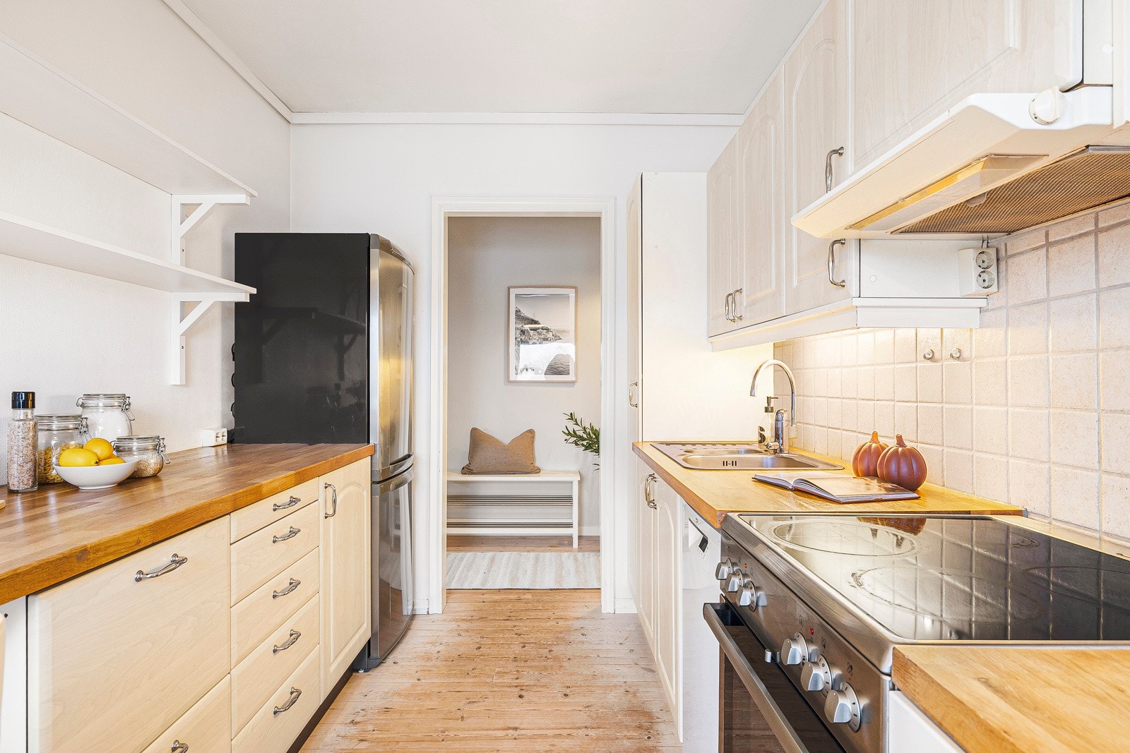 - Innredningen har profilerte fronter og heltre benkeplate - Galleribilde