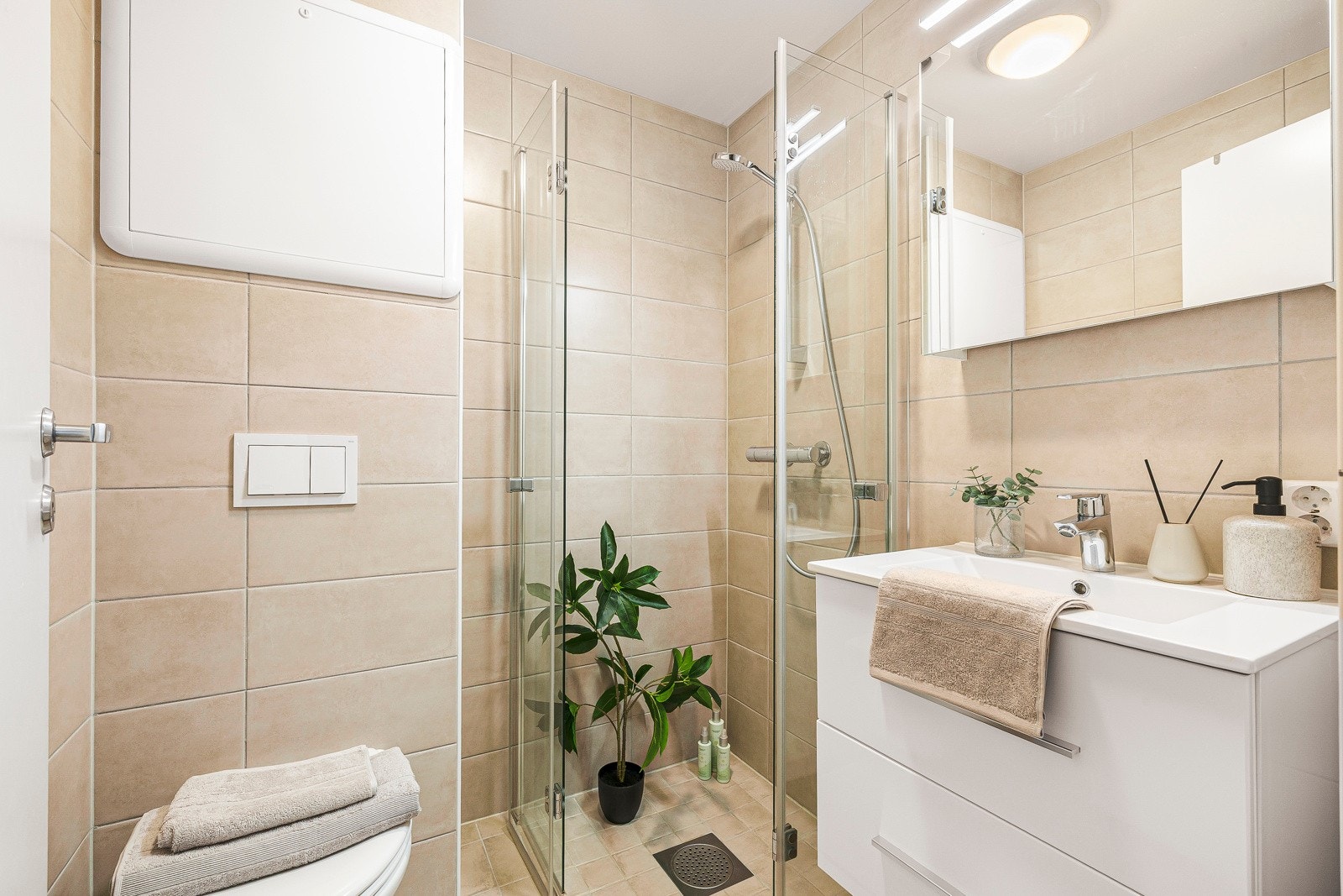 - Badet ble pusset opp i 2022 når sameiet gjennomførte rørfornying - Galleribilde