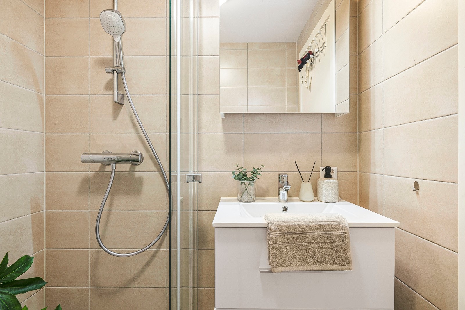 - Badet er helfliset og er utstyrt med toalett, dusj, samt servant med møblement og speil. Det er elektriske varmekabler i gulv - Galleribilde