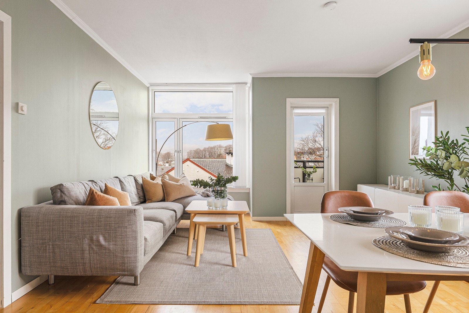 - Lys og lun stue med store vindusflater som gir rikelig med naturlig lys - Galleribilde