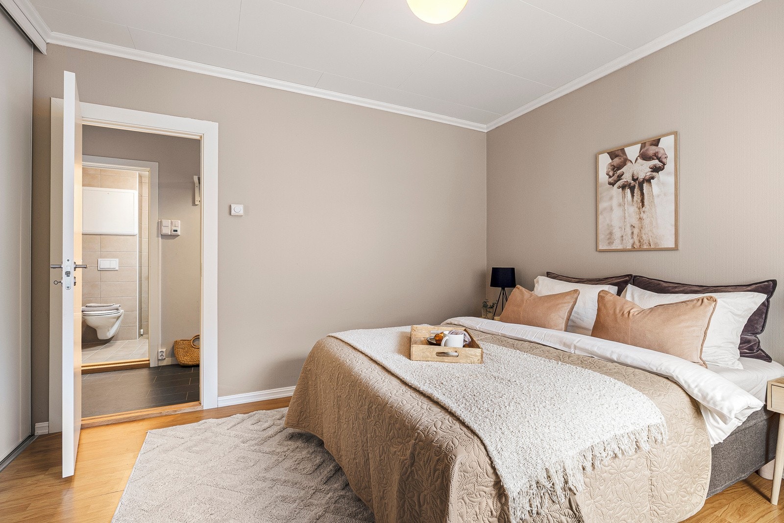 - Rommet oppleves svært romslig med god plass til ønsket møblement - Galleribilde