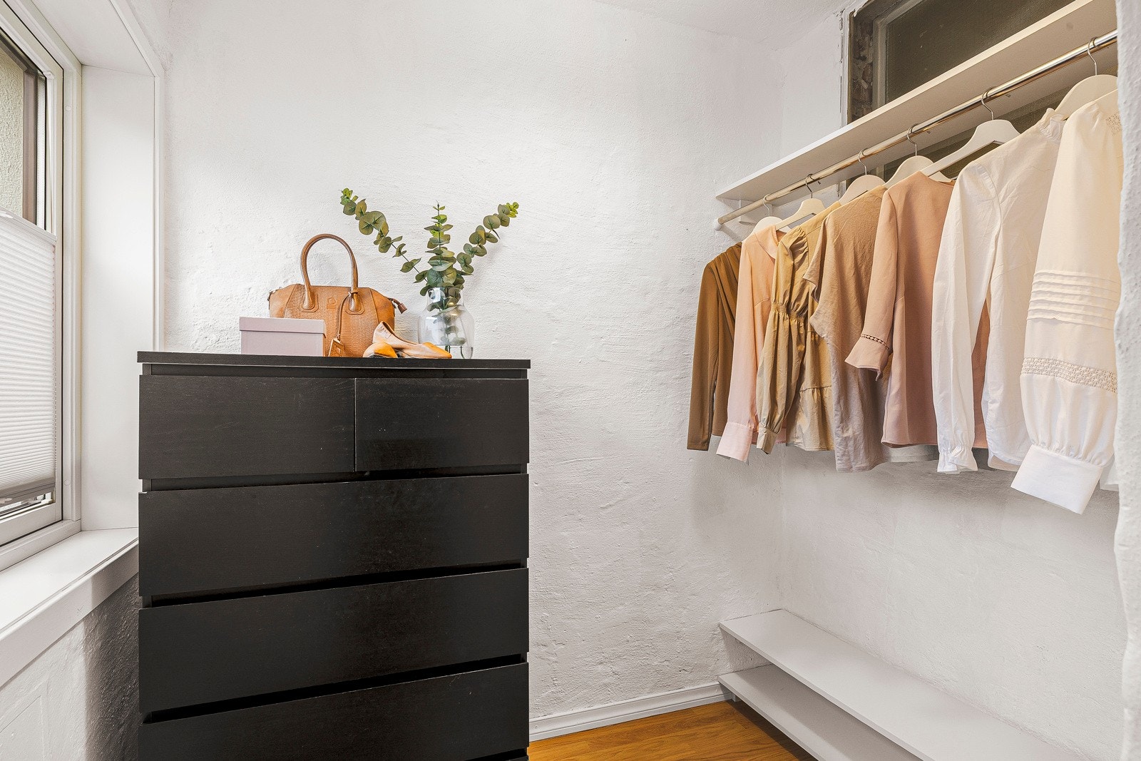 - Walk-in garderoben har en praktisk innredning og har også plass til kommode eller annen møblering - Galleribilde