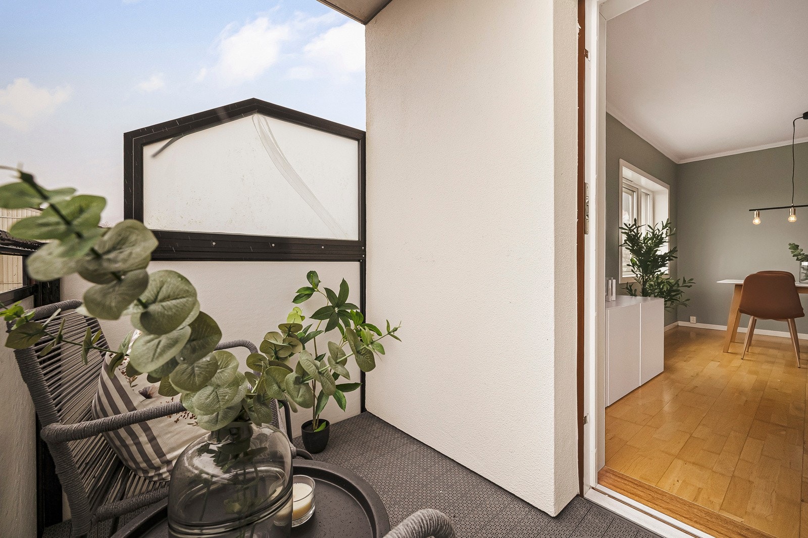 - Balkongen har plass til en liten sittegruppe - Galleribilde