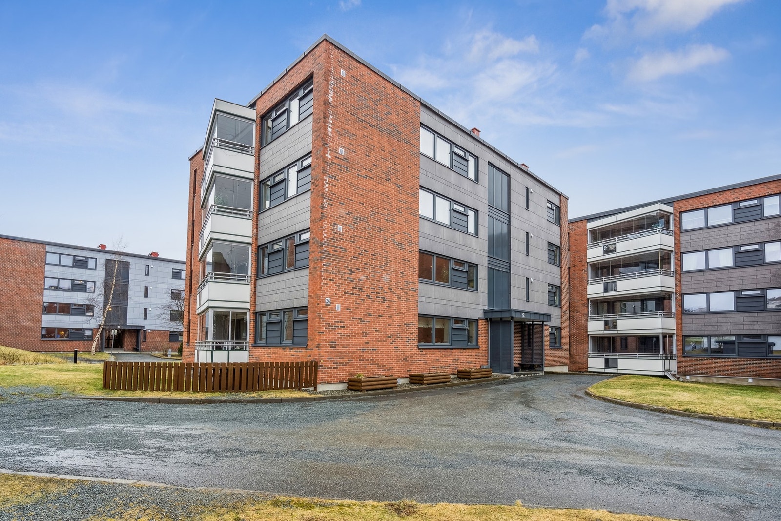 Bygget ble i 2017/18 utvendig renovert med bl.a nye vinduer, etterisolering, oppmuring av nye vegger, nye sykkelboder m.m. Galleribilde