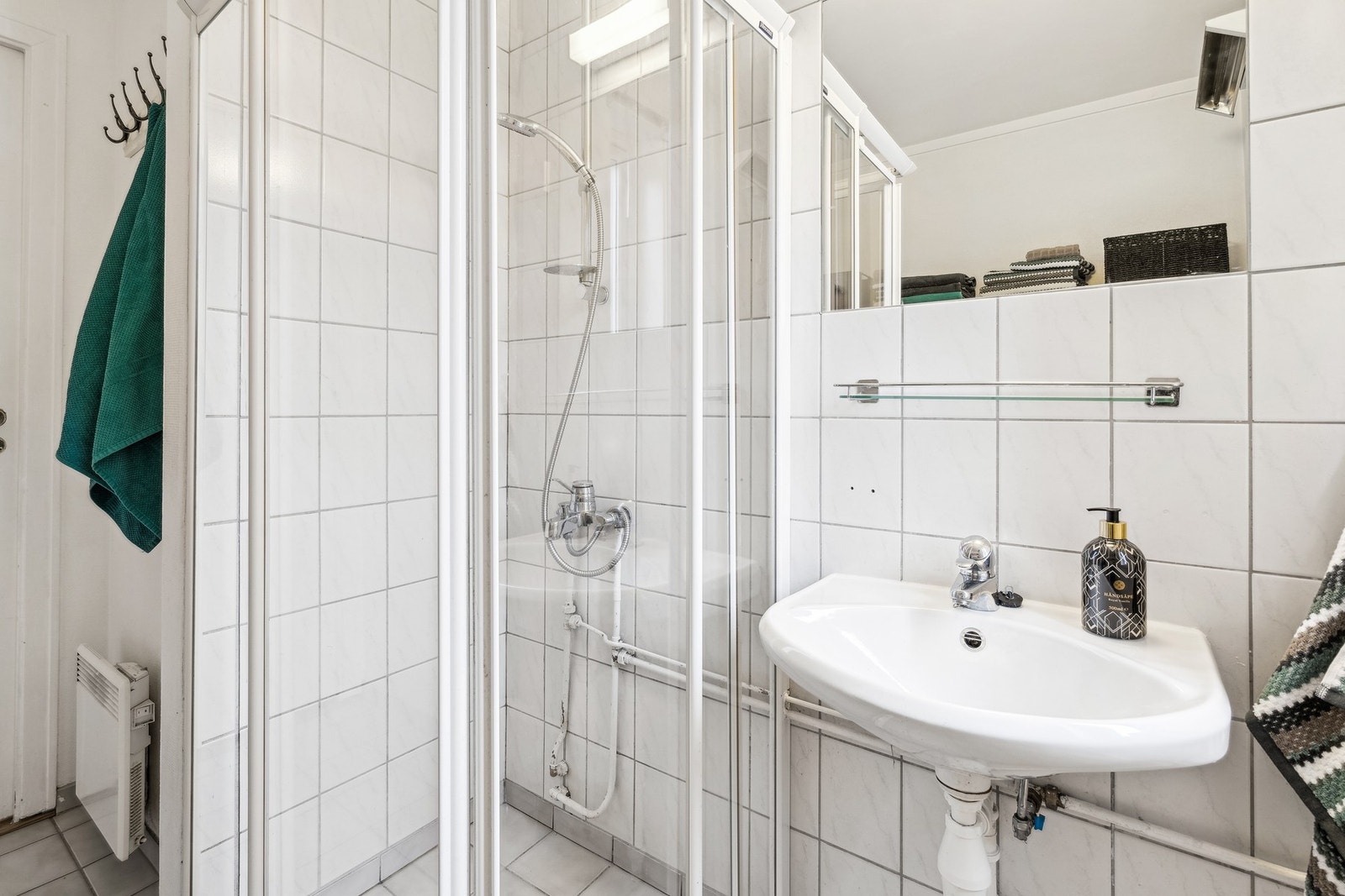 Flisbelagt bad på ca 4,5 kvm. Badet er modent for oppgradering. Galleribilde