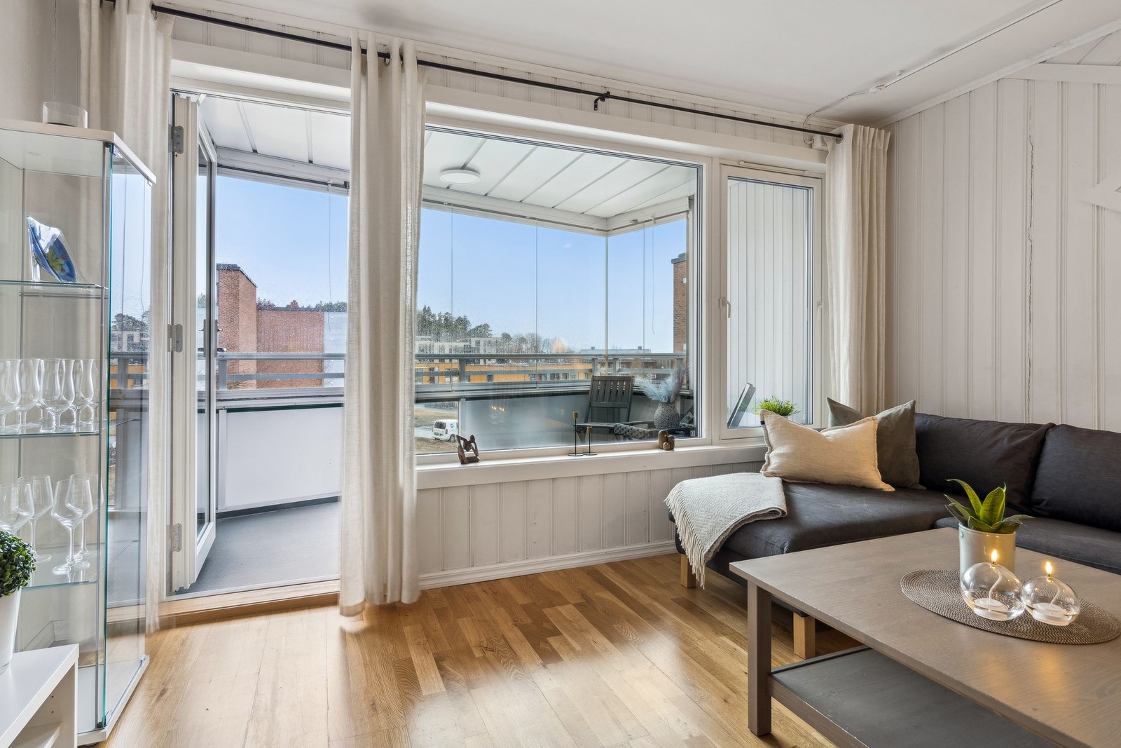 Fra stuen er det utgang til vestvendt og innglasset balkong. Galleribilde