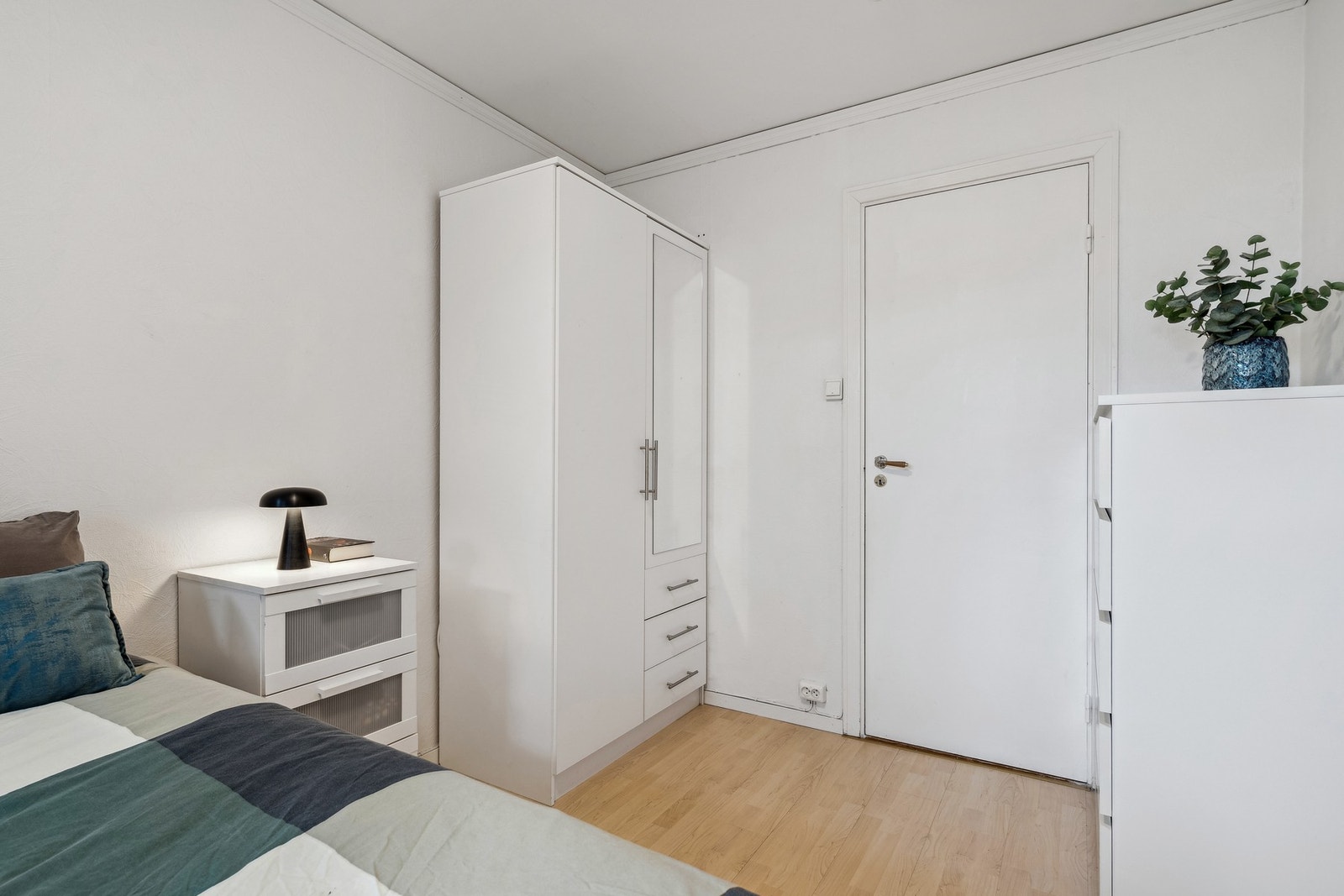 Her er det god plass til stor dobbeltseng og garderobeløsninger. Galleribilde
