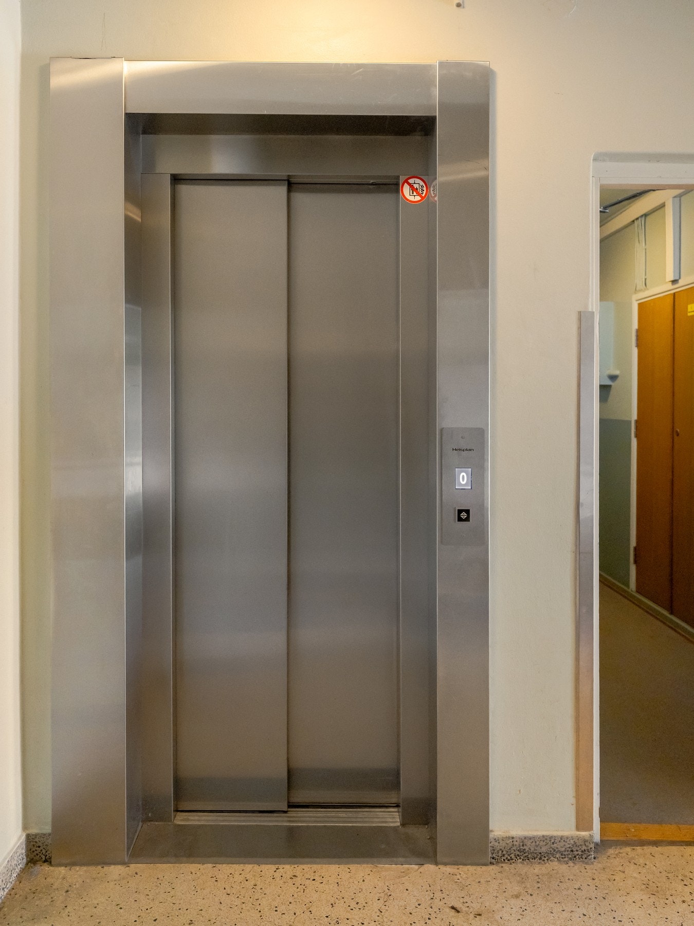 I 2023 ble heisen skiftet. Heisen er levert og installert av Heisplan AS. Galleribilde