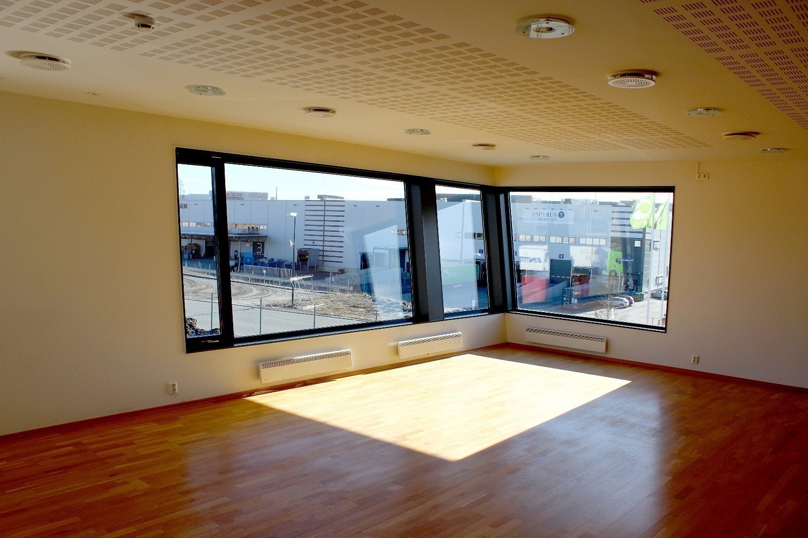 Bygget har fint stort møblert spiserom/kantine(ikke driftet) Galleribilde