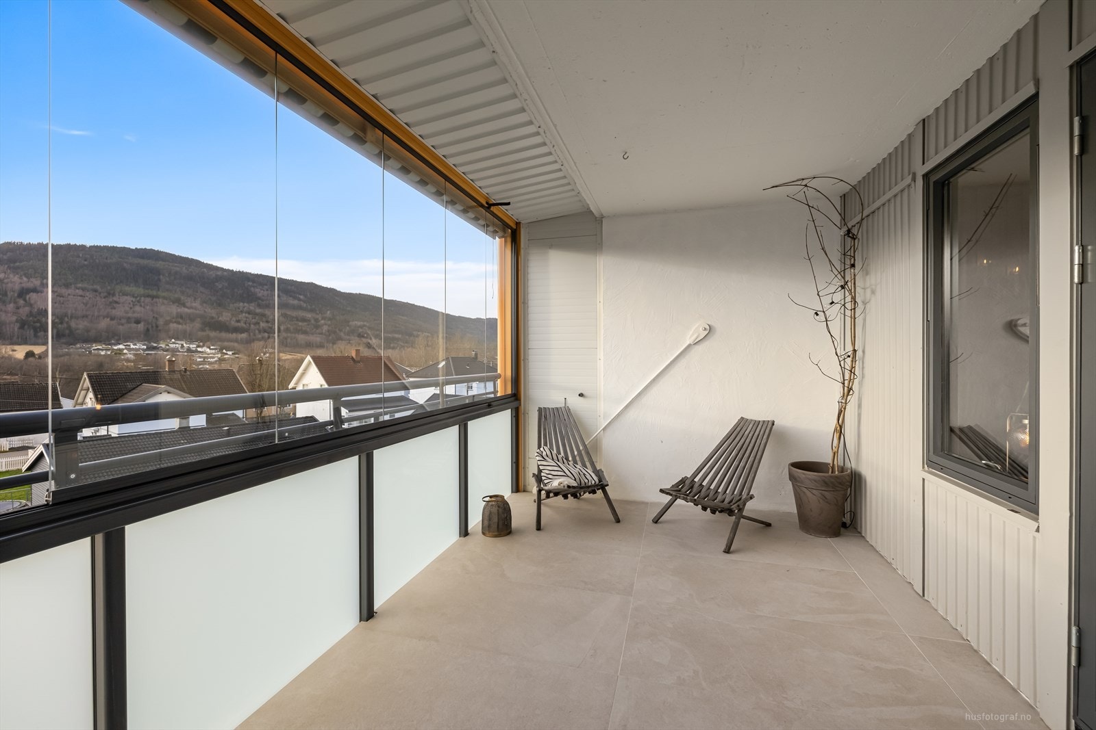 Innglasset og med skyvbare glass. Utsikt mot Strømsåsen. Markise montert. Galleribilde