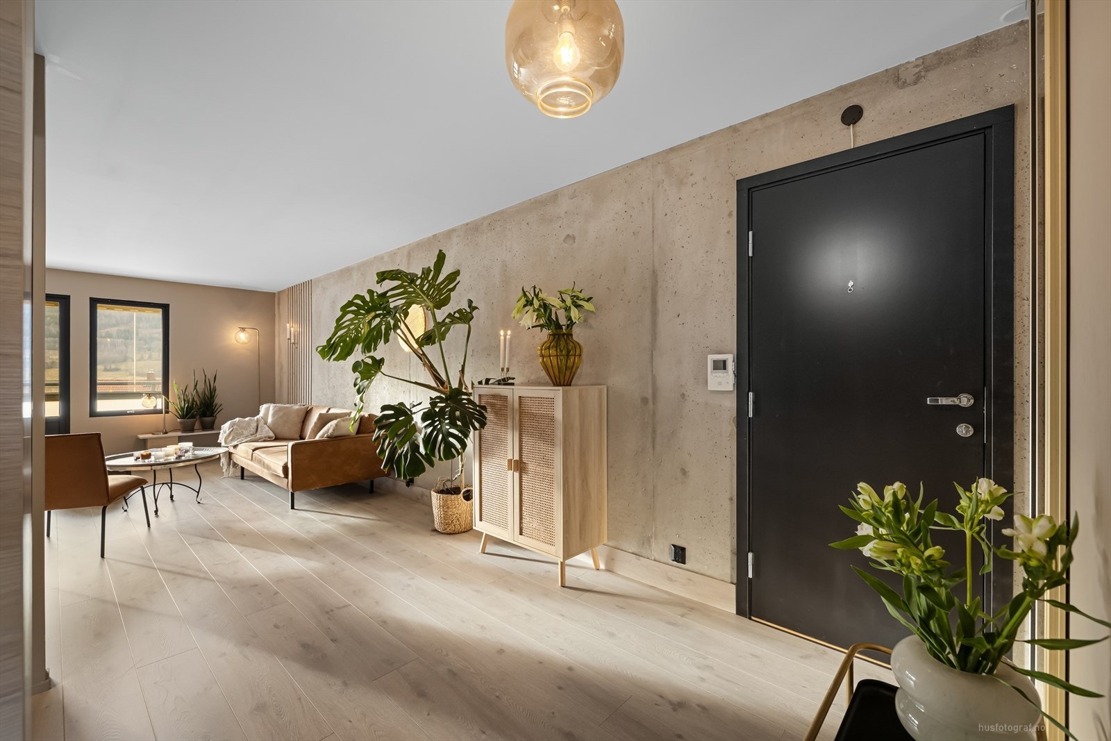 Stuen føles inviterende og har god plass til en romslig sofagruppe og annet ønskelig møblement. Galleribilde