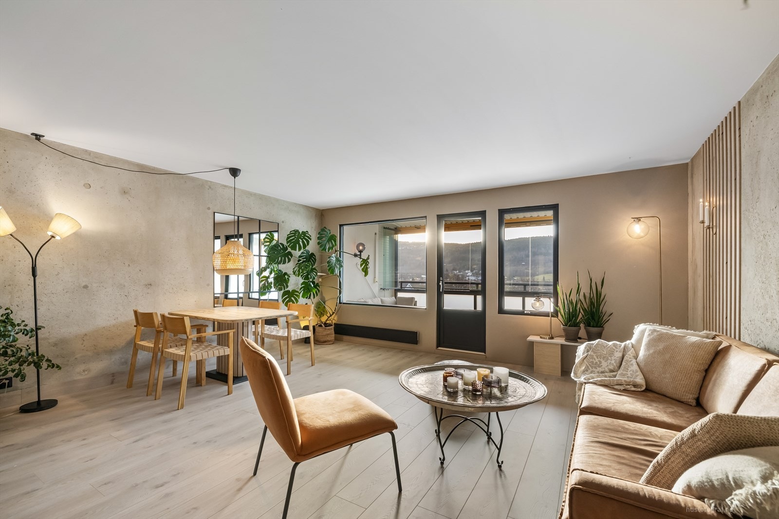 Stor, behagelig stue - perfekt sted for å nyte rolige kvelder eller å invitere til sosiale samlinger. Galleribilde