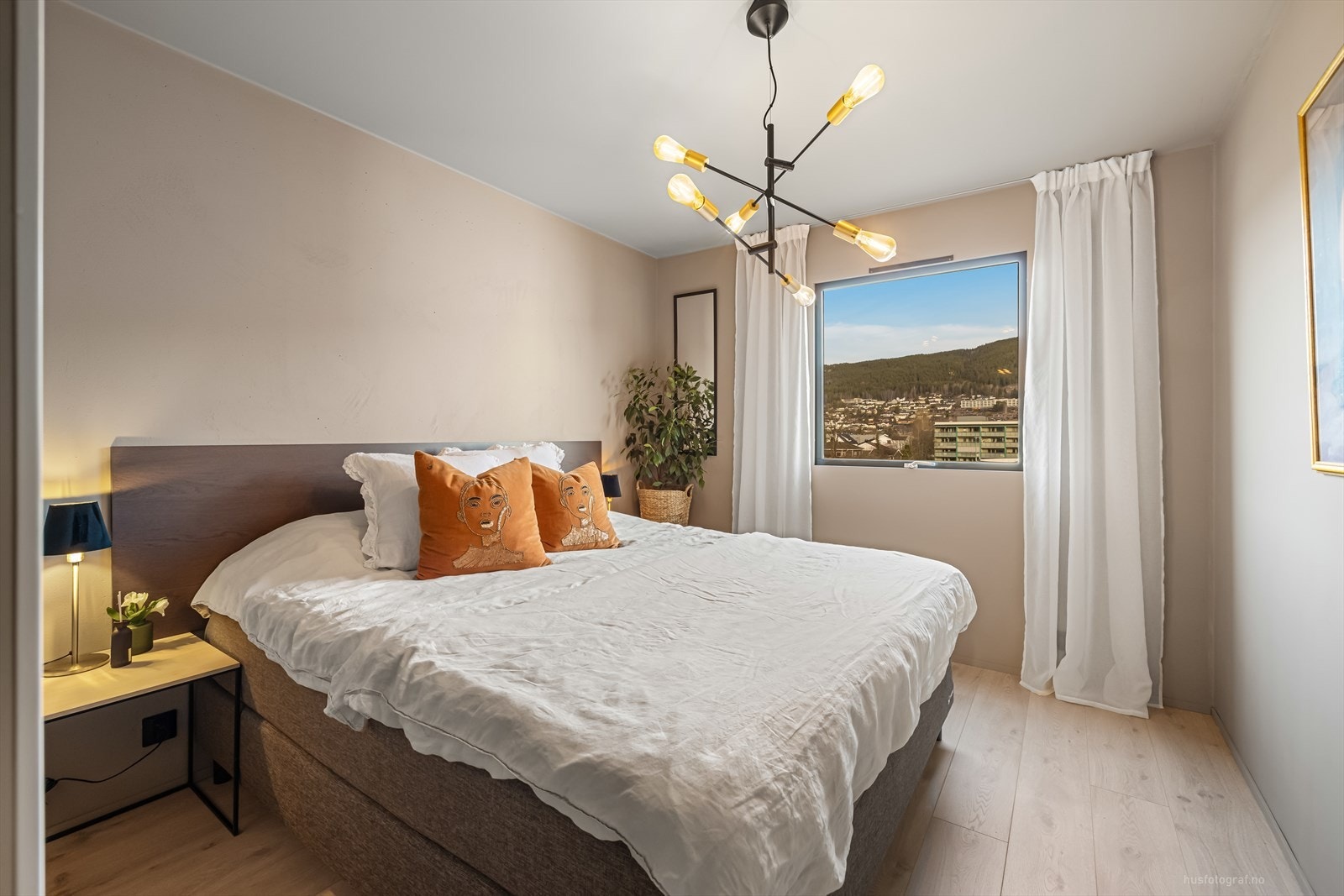 Soverommet er innbydende med god plass til dobbeltseng og tilhørende nattbord. Galleribilde