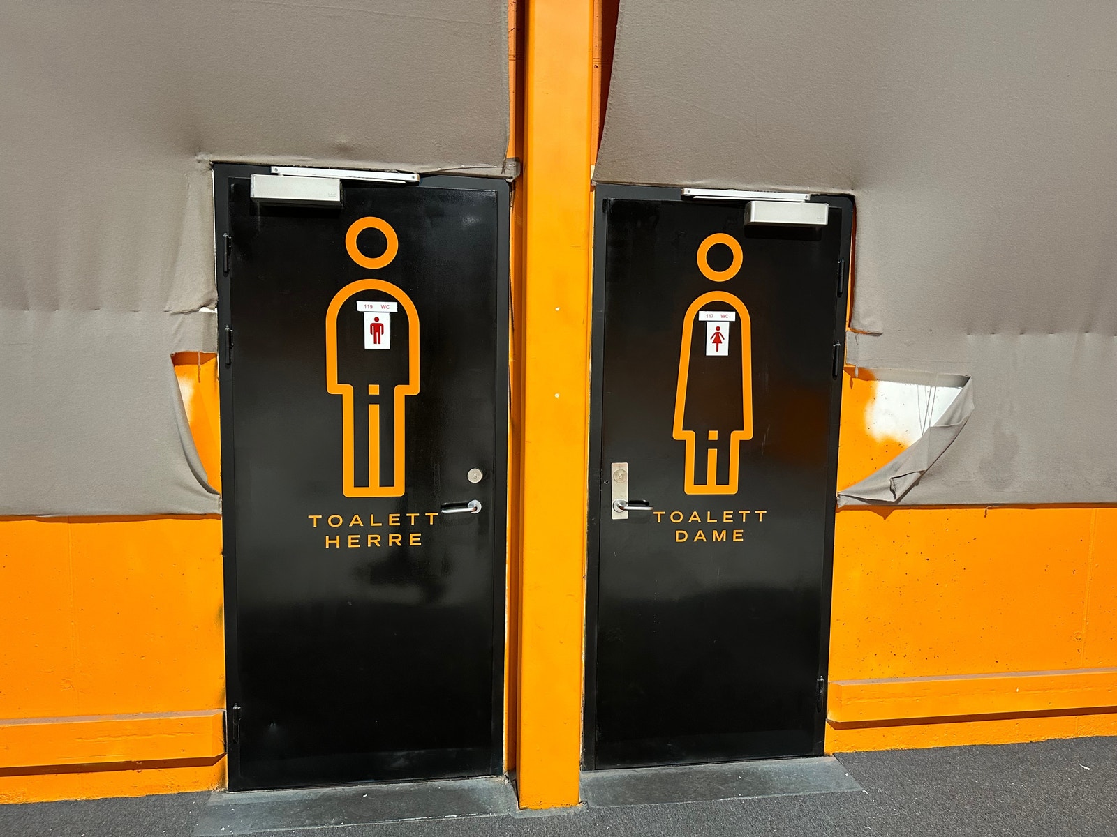 Toaletter i hallen Galleribilde