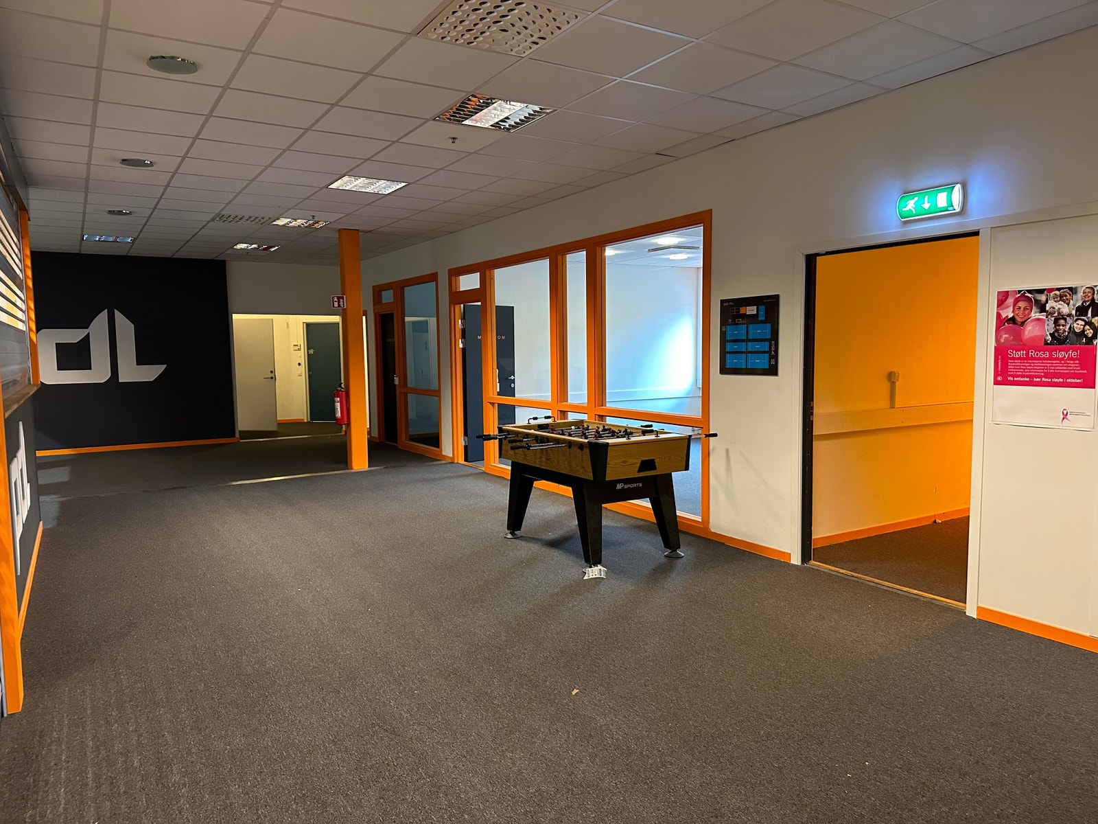 Tilhørende resepsjon, kontorer, kjøkken, egen inngang Galleribilde