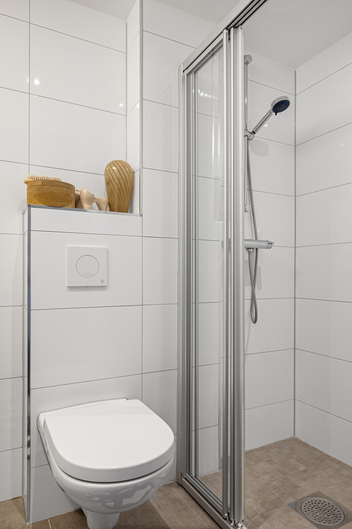 Flislagt og moderne bad med varmekabler i gulv. Galleribilde