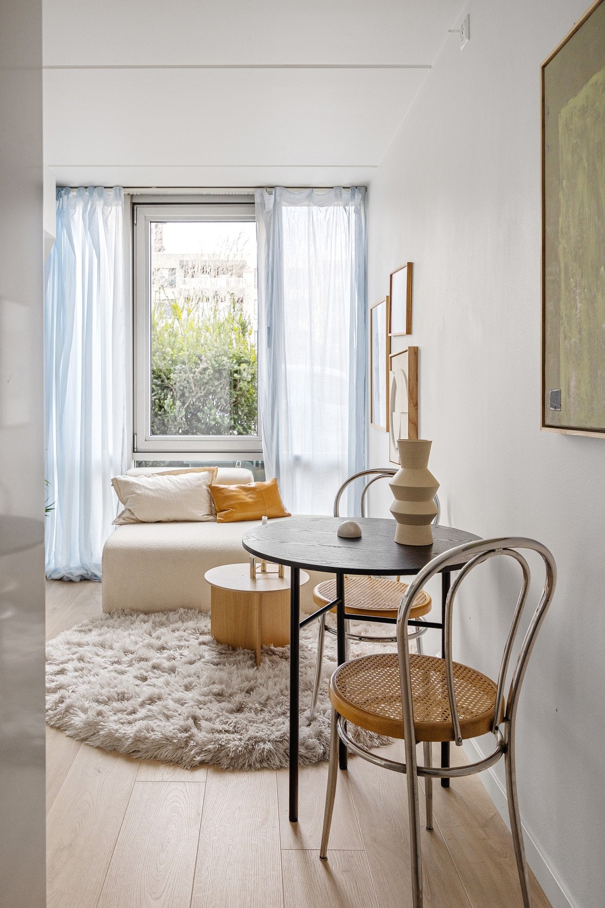 Lyse og moderne farge- og materialvalg gjennomgående i leiligheten Galleribilde