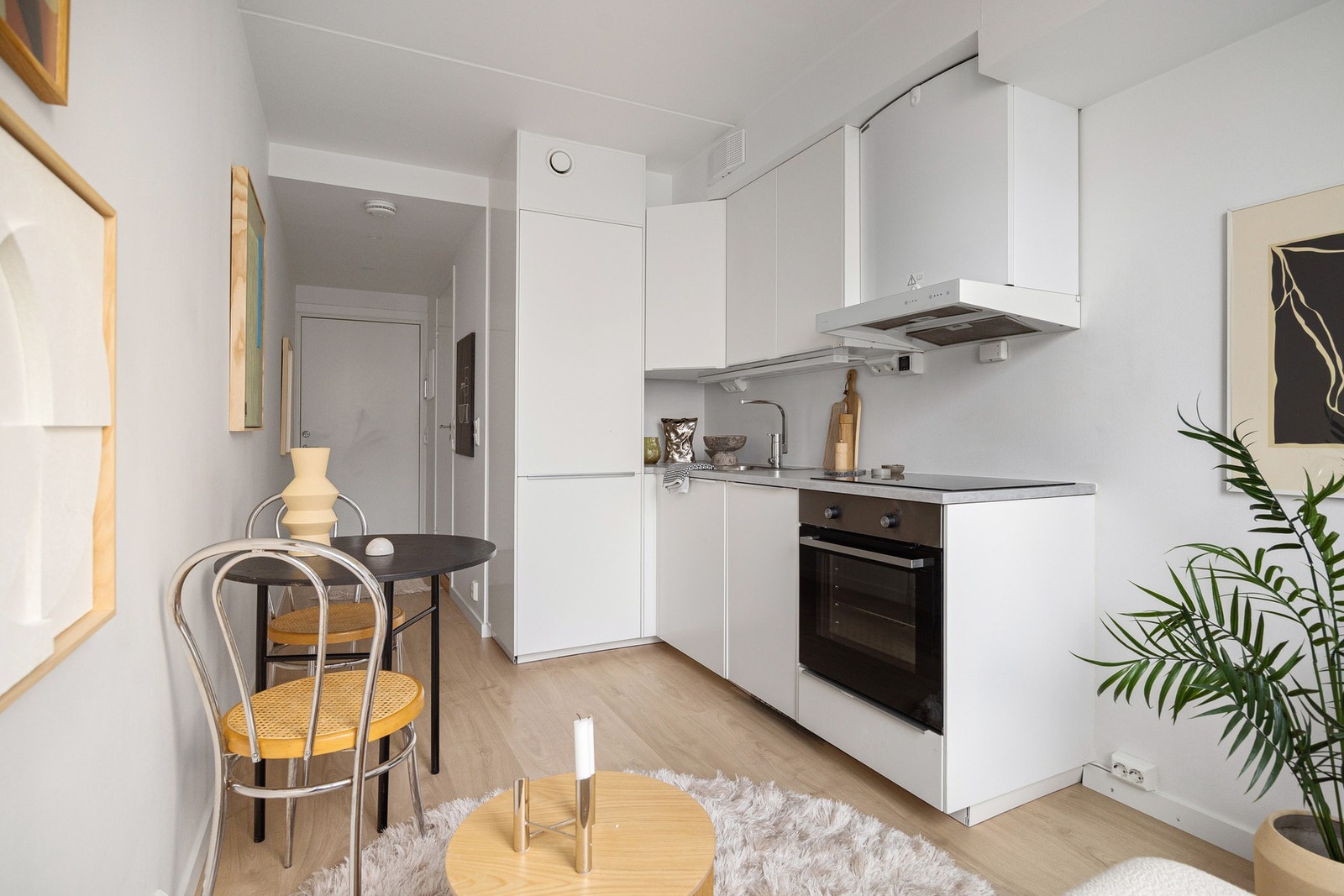 Tidsriktig glatt kjøkken-innredning med softclose fra IKEA med integrerte hvitevarer. Galleribilde