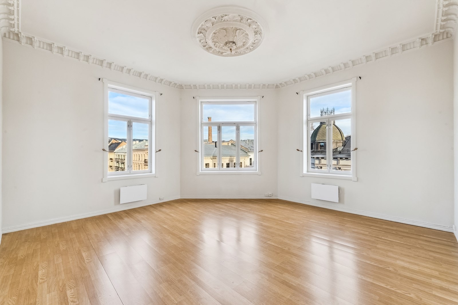 Stor og klassisk 2(3)-roms hjørneleilighet med heis og vakre detaljer Galleribilde