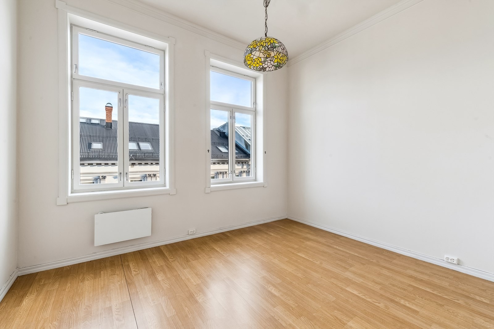 Romslig soverom med plass til dobbeltseng og garderobe. Noen har også flyttet kjøkkenet hit og åpnet opp inn til stuen Galleribilde