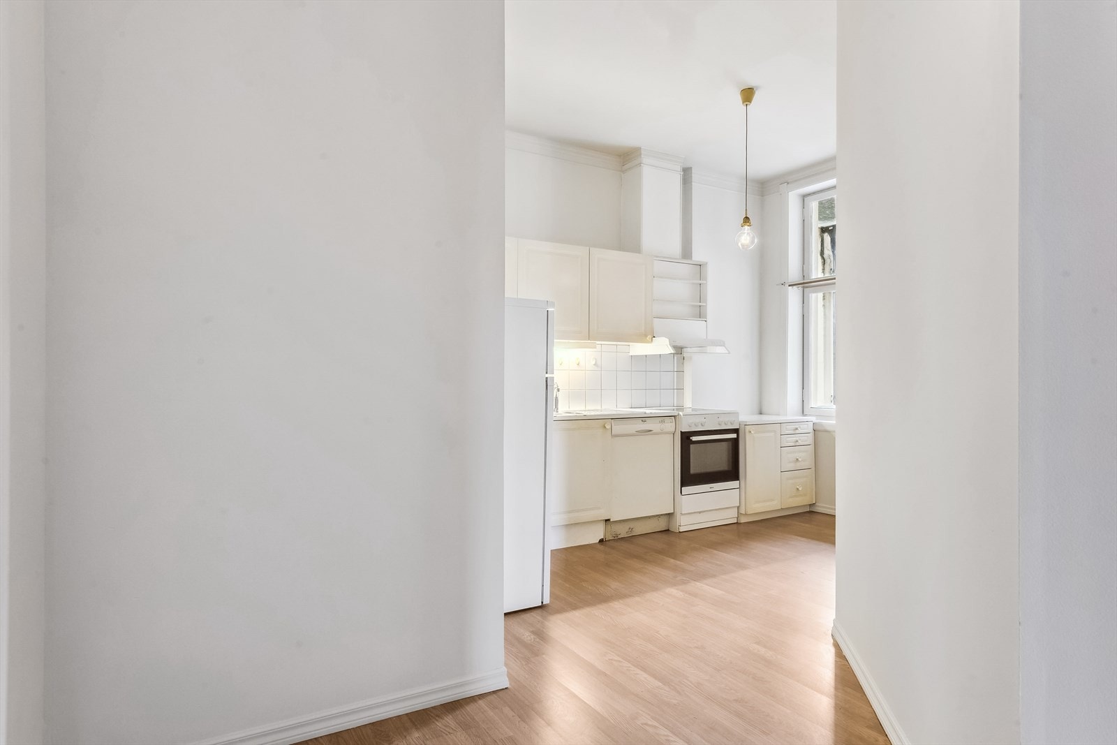 Separat kjøkken. Det antas også mulig å flytte kjøkkenet ut i stuen hvis man vil lage to soverom Galleribilde