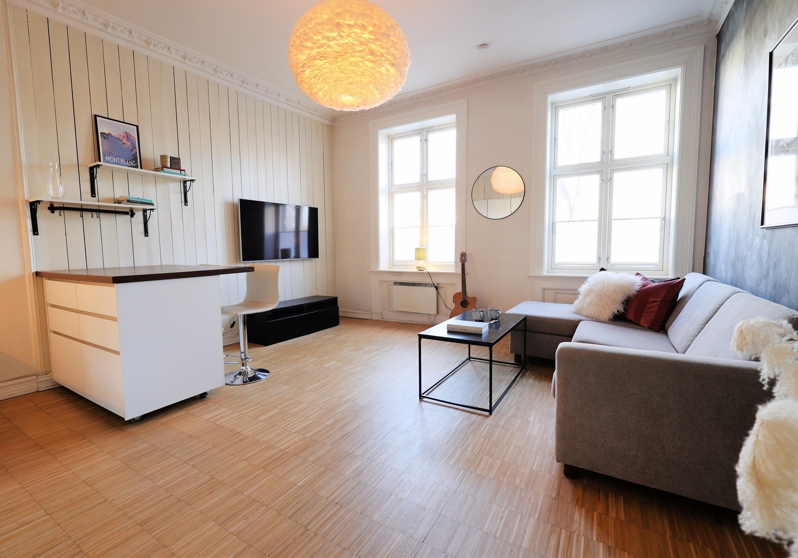 Innbydende stue med gode møbleringsmuligeter Galleribilde