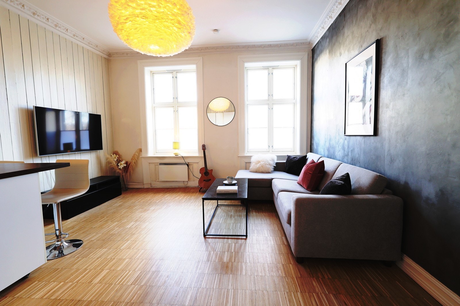 Stuen har preg av klassiske detaljer med stukkatur Galleribilde