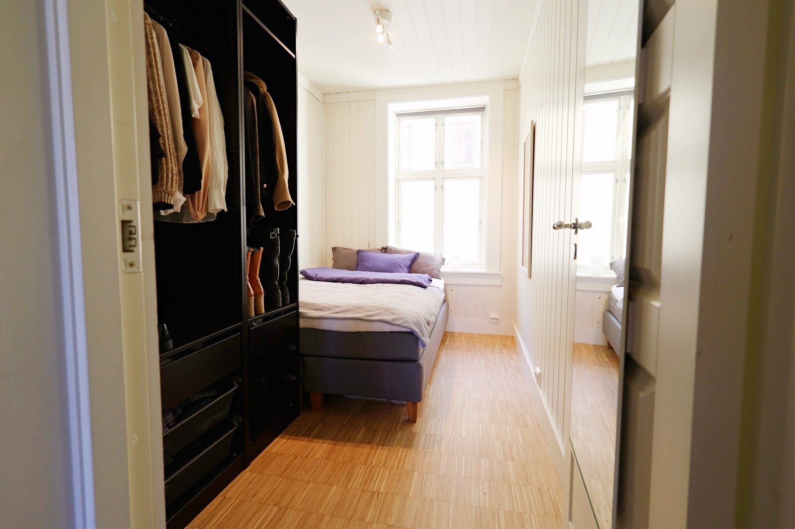 Garderobeskap medfølger Galleribilde