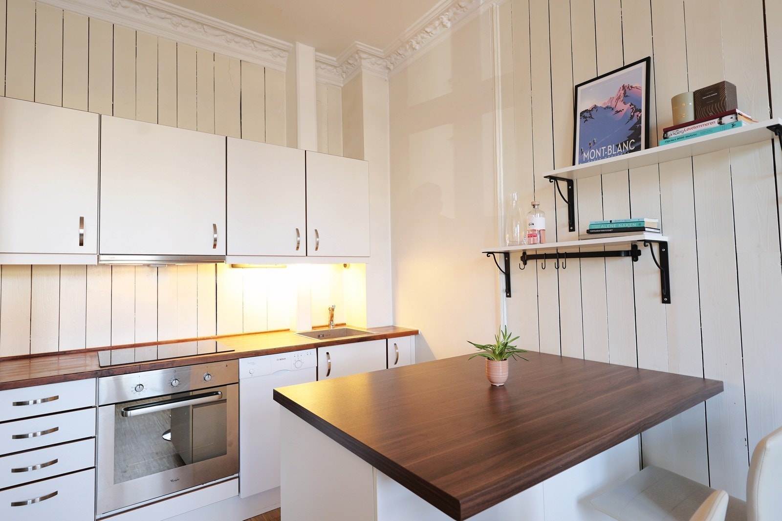 Pent kjøkken med integrerte hvitevarer Galleribilde