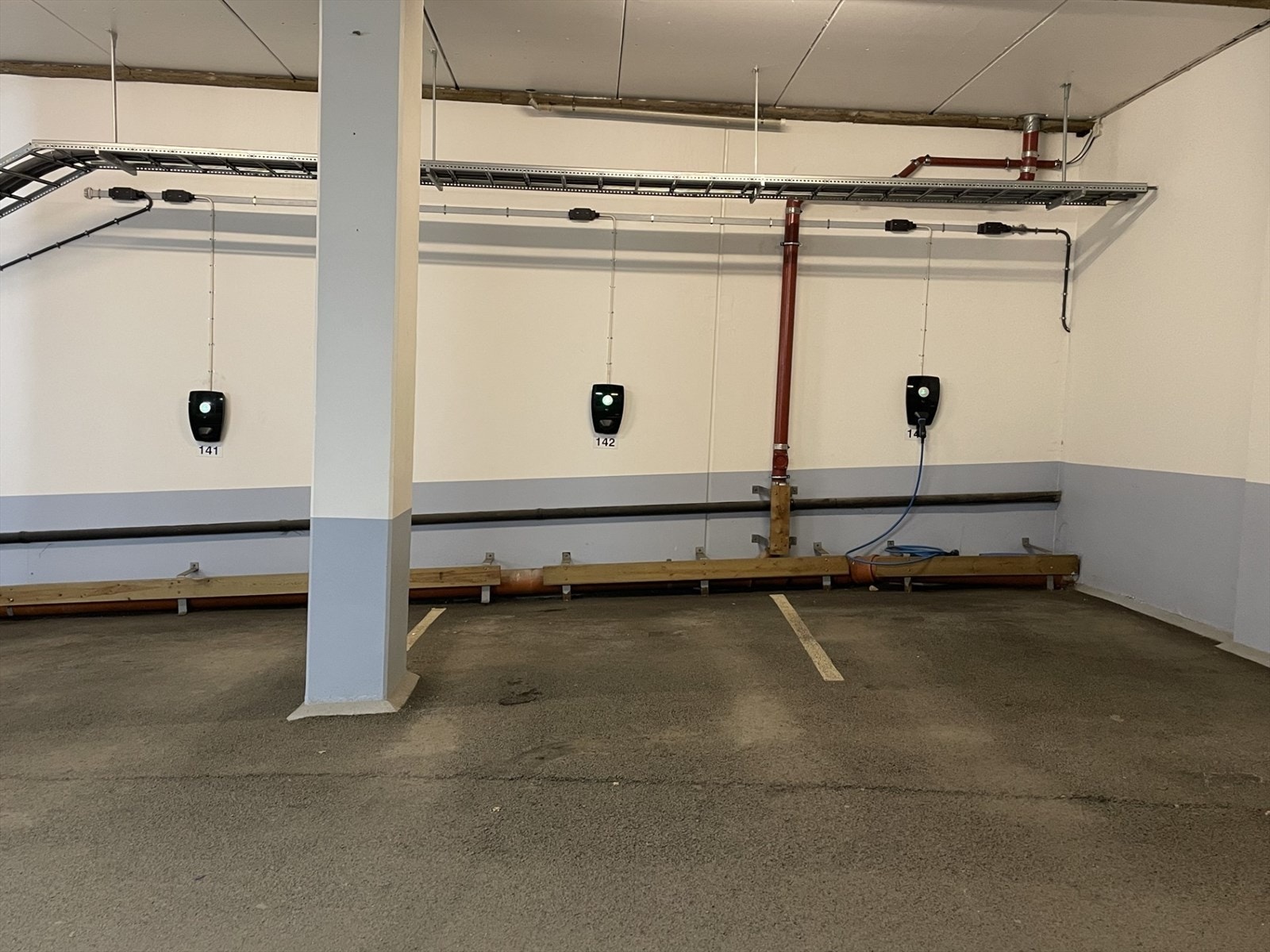 Det medfølger en garasjeplass i oppvarmet parkeringskjeller med adkomst via heis. (Plass 142) Galleribilde