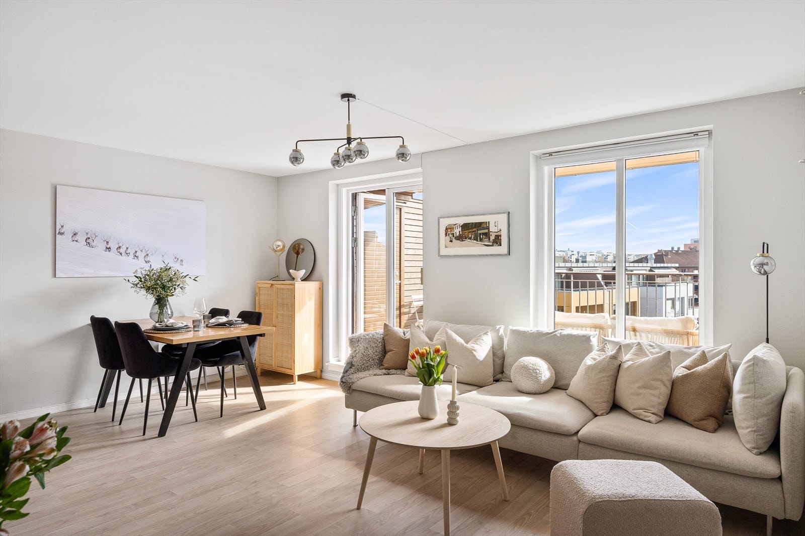 Velkommen til Badebakken 12! Dette er en delikat og lys 2-roms leilighet beliggende på Nydalen/Bjølsen, her har du enkel tilgang på alt byen har å by på! Galleribilde