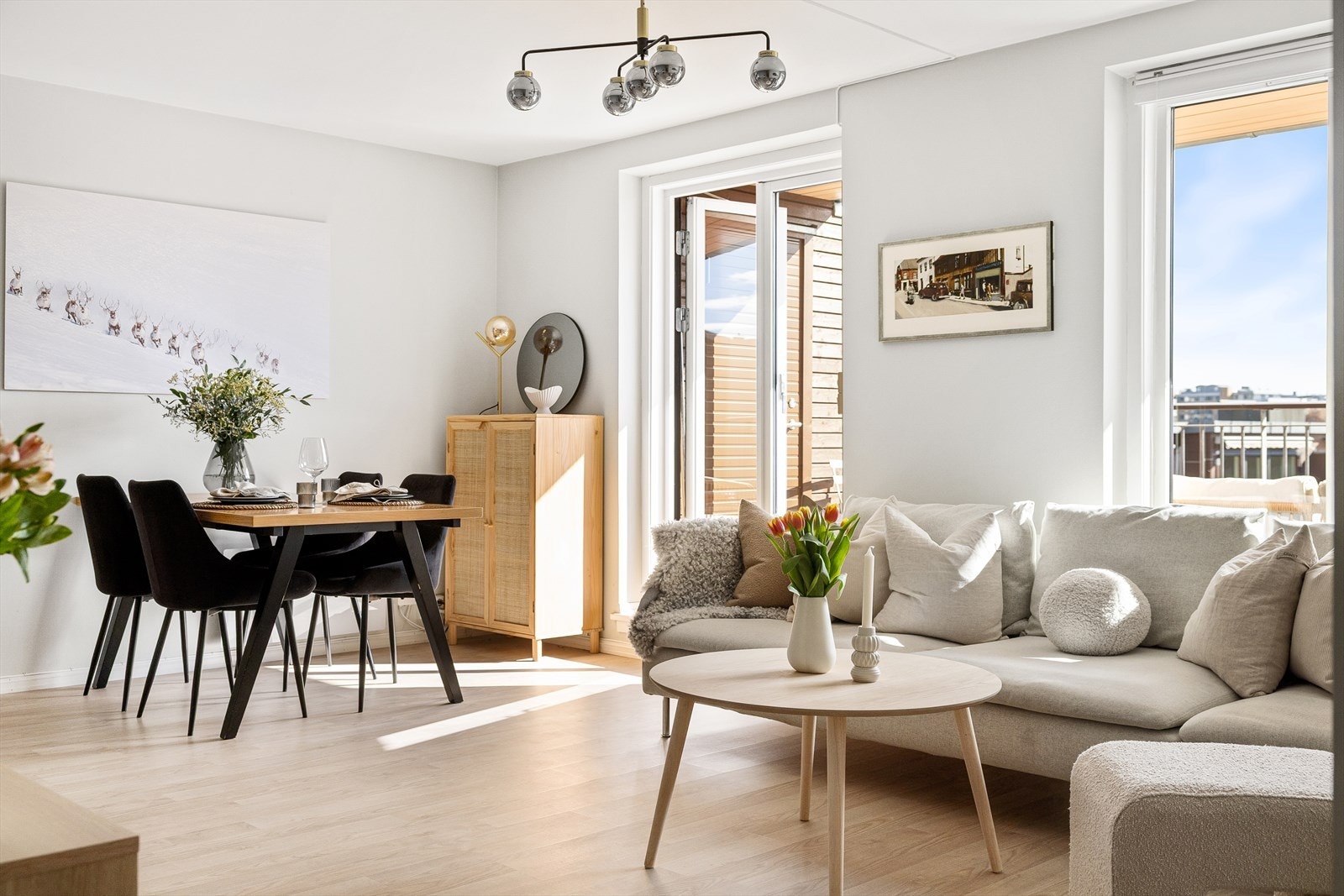 Gulvene er belagt med 2-stavs laminat og gulvvarme, som gir en behagelig atmosfære. Galleribilde