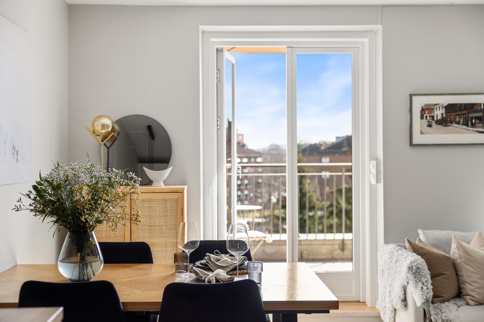 Fra stuen har du utgang til en fantastisk terrasse. Galleribilde