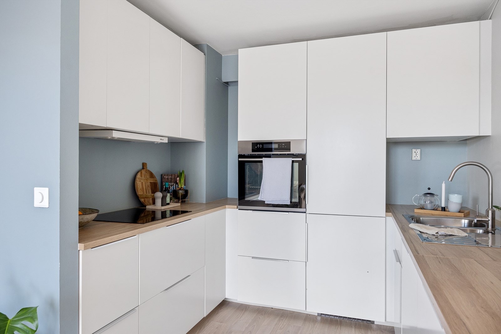 Det er integrerte hvitevarer, inkludert induksjonstopp, stekeovn, kjøle-/fryseskap, oppvaskmaskin og vinskap i fin nisje. Galleribilde