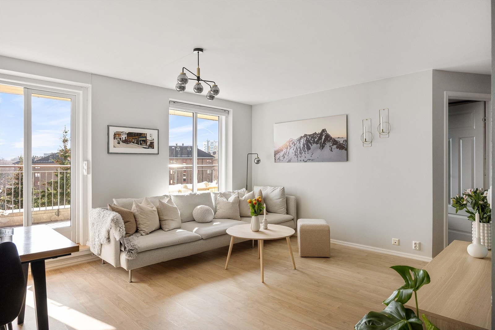 Den åpne stue- og kjøkkenløsningen er lys og romslig, med store vindusflater som slipper inn rikelig med naturlig lys. Galleribilde