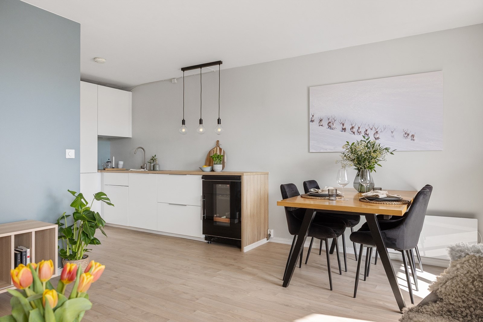 Interiøret i hele leiligheten preges av moderne, lyse flater som gir et flott utgangspunkt for personlig innredning. Galleribilde