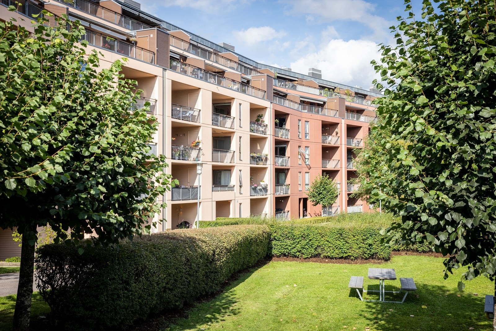 Inne på borettslagets tomt er det svært stille og rolig, samtidig som beliggenheten er svært sentral. Galleribilde