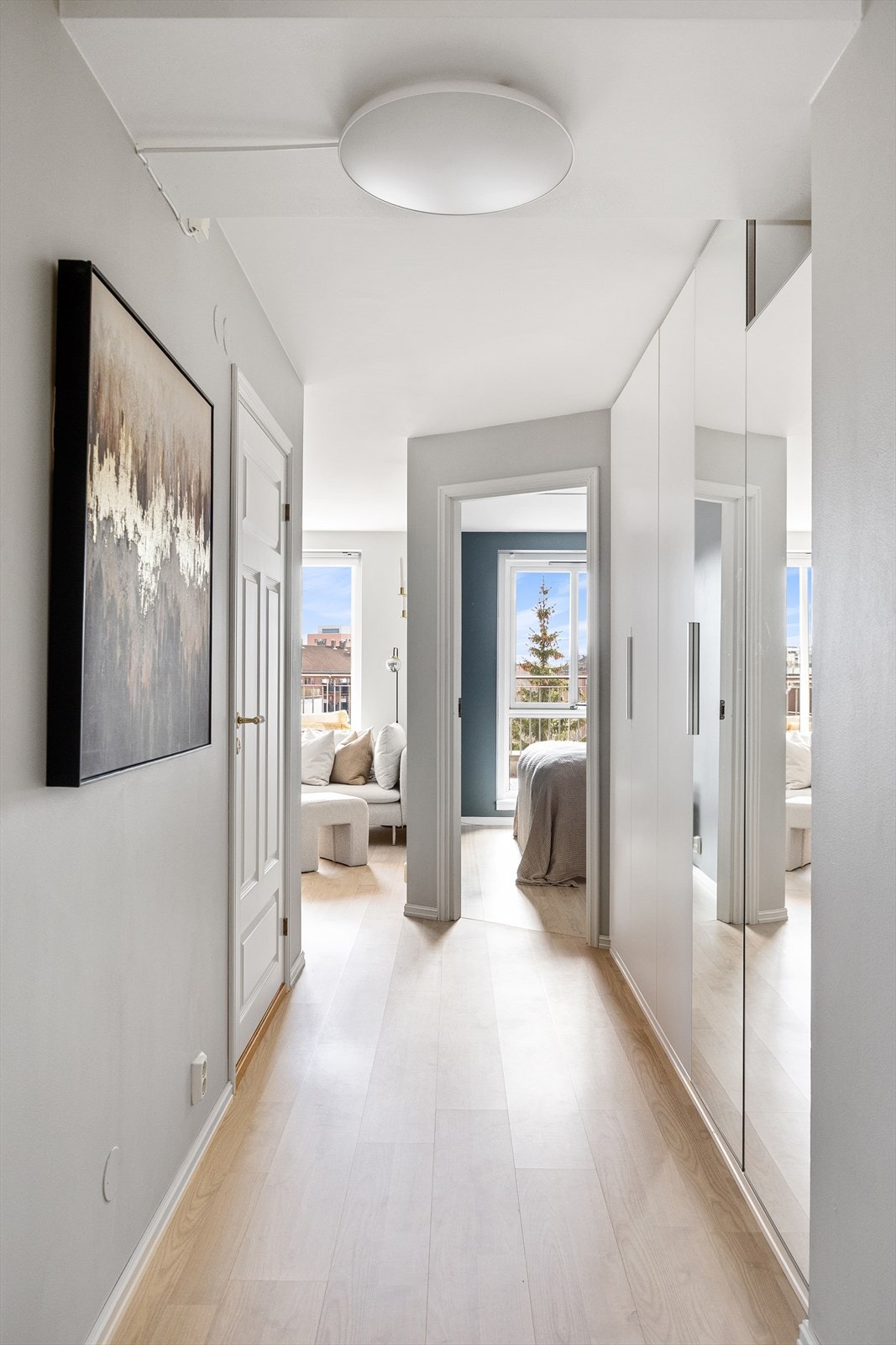 En lys og innbydende entré med plassbygd garderobe, perfekt for oppbevaring av yttertøy. Galleribilde