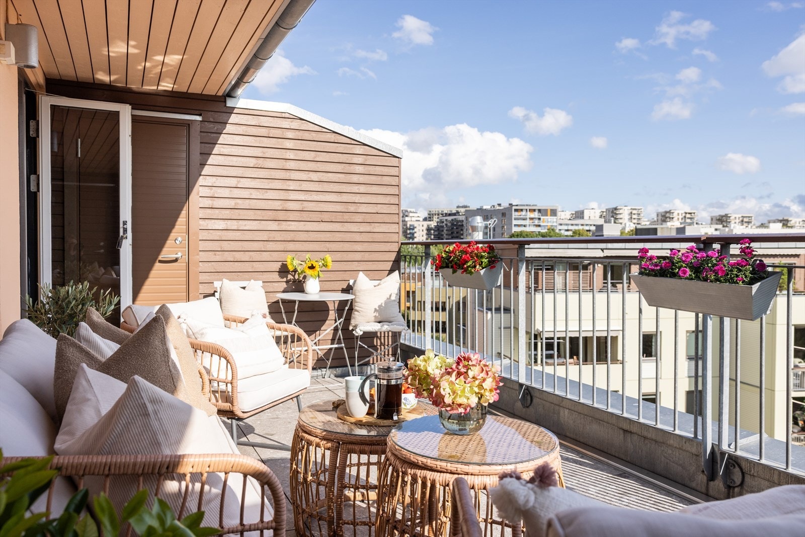 Leiligheten har en flott intern beliggenhet i byggets 5. etasje med lite innsyn. Galleribilde