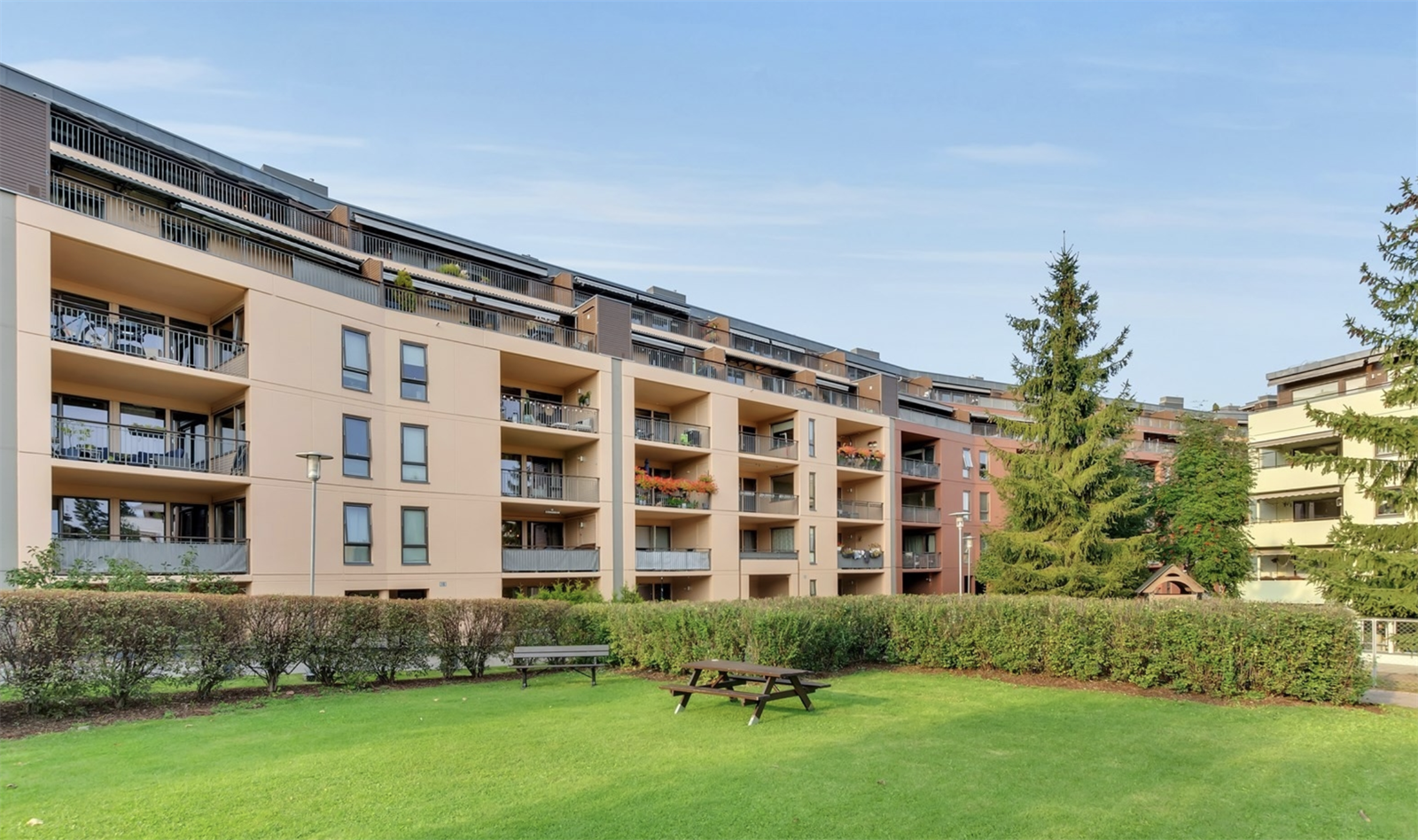 Det er flere koselige uteplasser som man kan nyte i avslappende omgivelser. Galleribilde