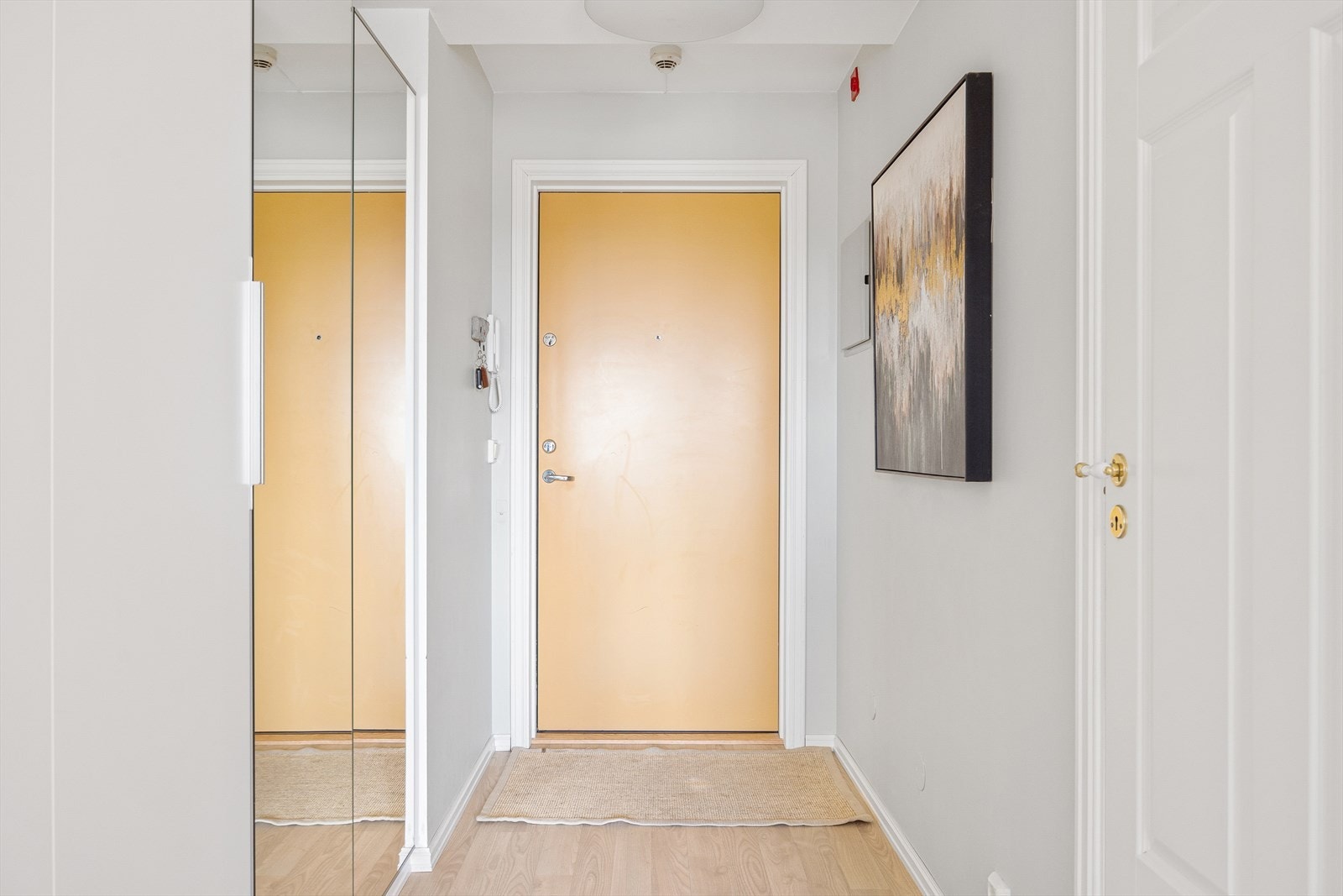 Velkommen inn! Leiligheten har en innbydende entré som skaper et umiddelbart godt førsteinntrykk. Galleribilde