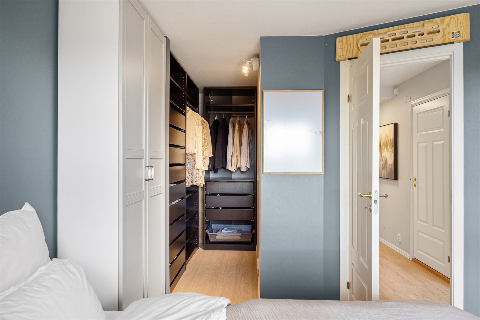 I tilknytning til soverommet finner du en flott walk-in garderobe med rikelig med oppbevaringsplass. Galleribilde